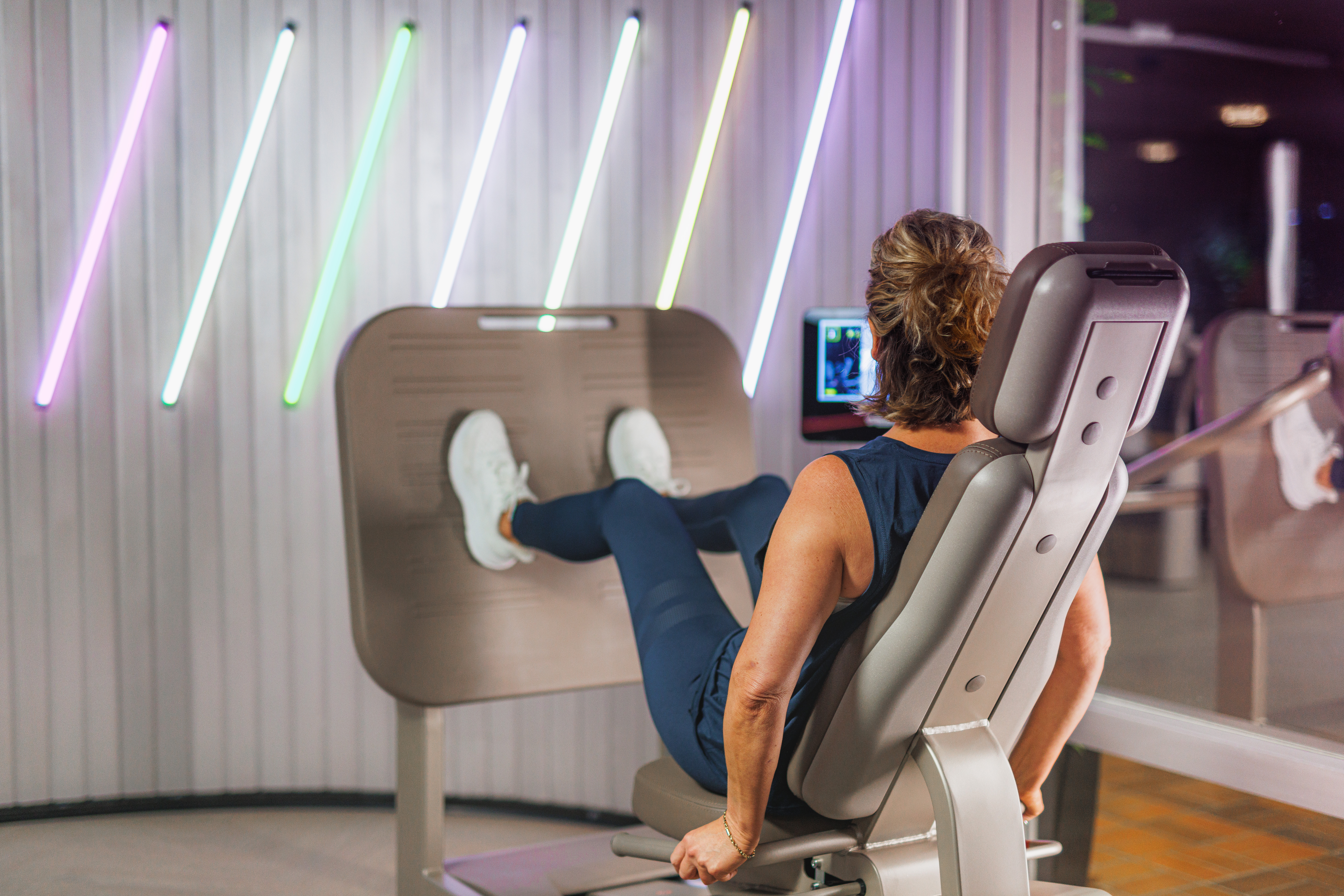 Tre moderna löpband i ett gym. 