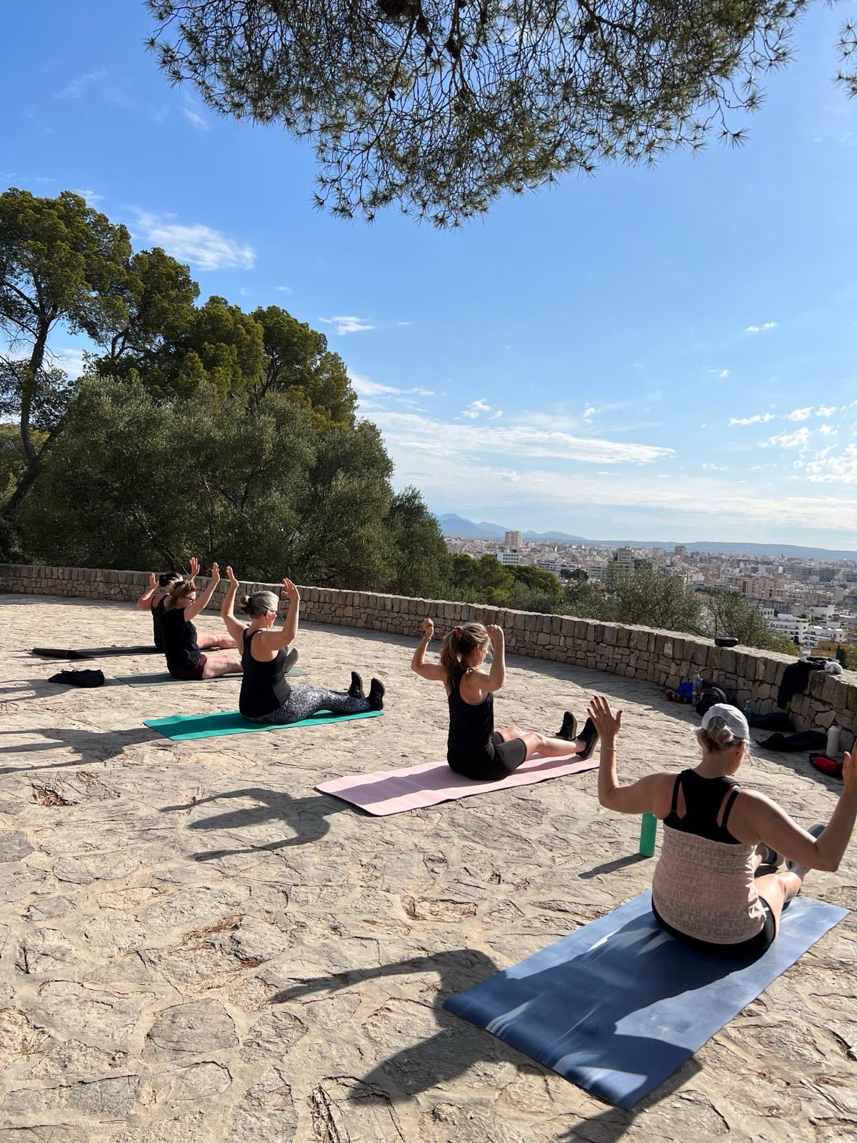 En man och en kvinna som spelar badminton. 